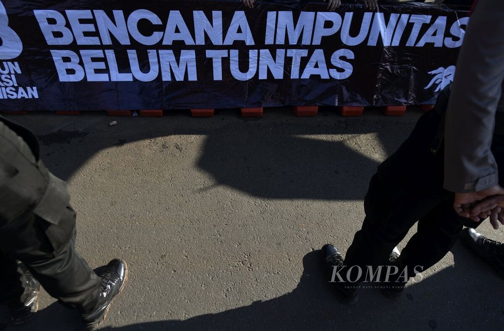 Aktivis Jaringan Solidaritas Korban untuk Keadilan (JSKK) menggelar aksi diam Kamisan Ke-619 di depan Istana Merdeka, Jakarta, Kamis (23/1/2020). Dalam aksi yang menyuarakan keadilan bagi korban dan keluarga korban pelanggaran HAM tersebut juga menegaskan bahwa Tragedi Semanggi I dan Semanggi II merupakan pelanggaran HAM berat yang harus diselesaikan.