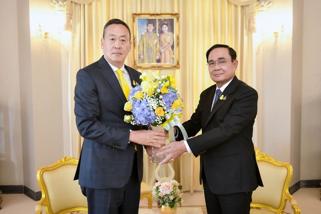 Perdana menteri (PM) baru Thailand Srettha Thavisin (kiri) bertemu dengan mantan PM Prayuth Chan-ocha di Gedung Pemerintah di Bangkok, Thailand, Kamis (24/8/2023). 