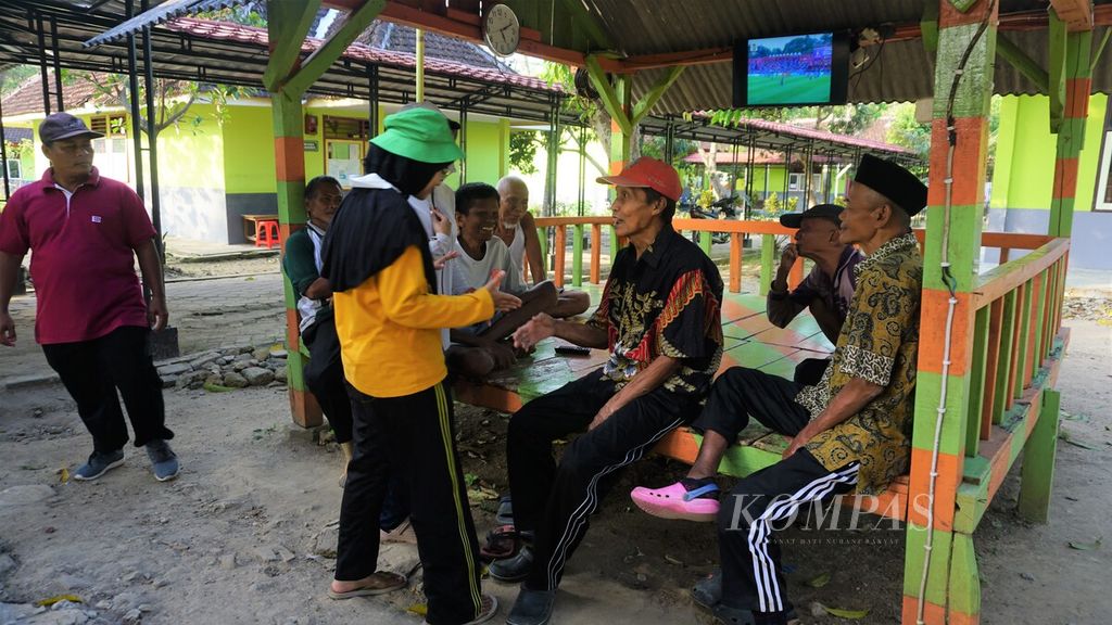 Berkunjung ke Panti Rehabilitasi Sosial Bina Laras Kronis Tuban di Nganget, Jawa Timur, selalu menjadi agenda sukarelawan Leprosy Care Community. Sabila (kaus kuning) dan Palupi (kaus putih), Agustus 2022, mengobrol dengan orang dengan kusta di panti tersebut.