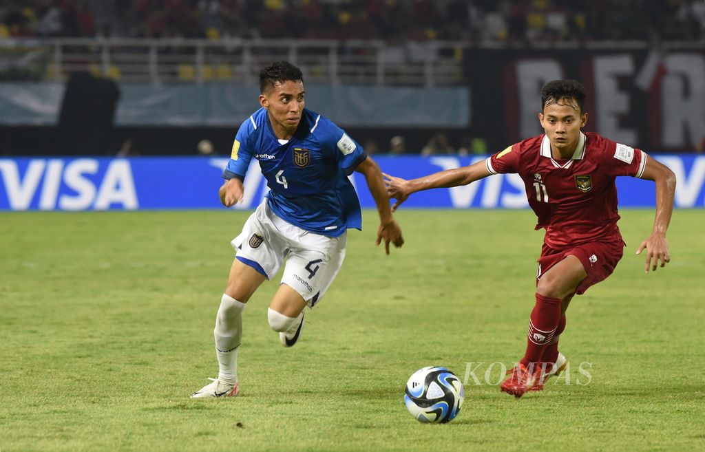 Pemain Indonesia, Riski Afrisal (kanan), berebut bola dengan pemain Ekuador, Jesus Polo, dalam laga penyisihan Grup A Piala Dunia U-17, Jumat (10/11/2023). Umpan Riski dari sayap kiri dimanfaatkan Arkhan Kaka untuk mencetak gol.