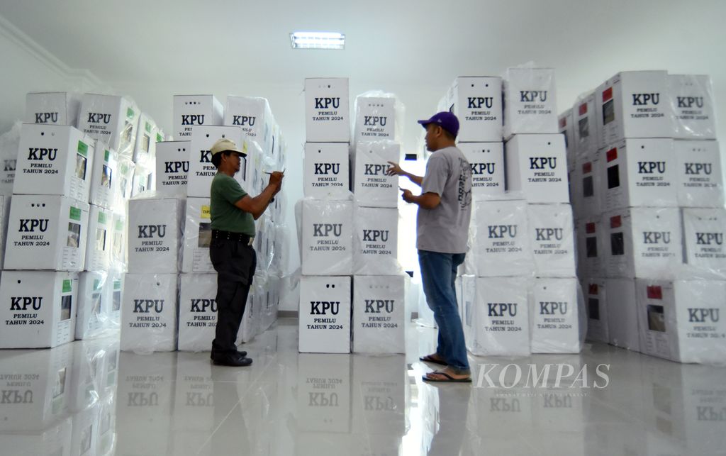 Petugas menerima logistik pemilu dari Panitia Pemungutan Suara di tingkat kelurahan ke Panitia Pemilihan Kecamatan di Kantor Camat Ilir Timur 3, Palembang, Sumatera Selatan, Kamis (15/2/2024). 