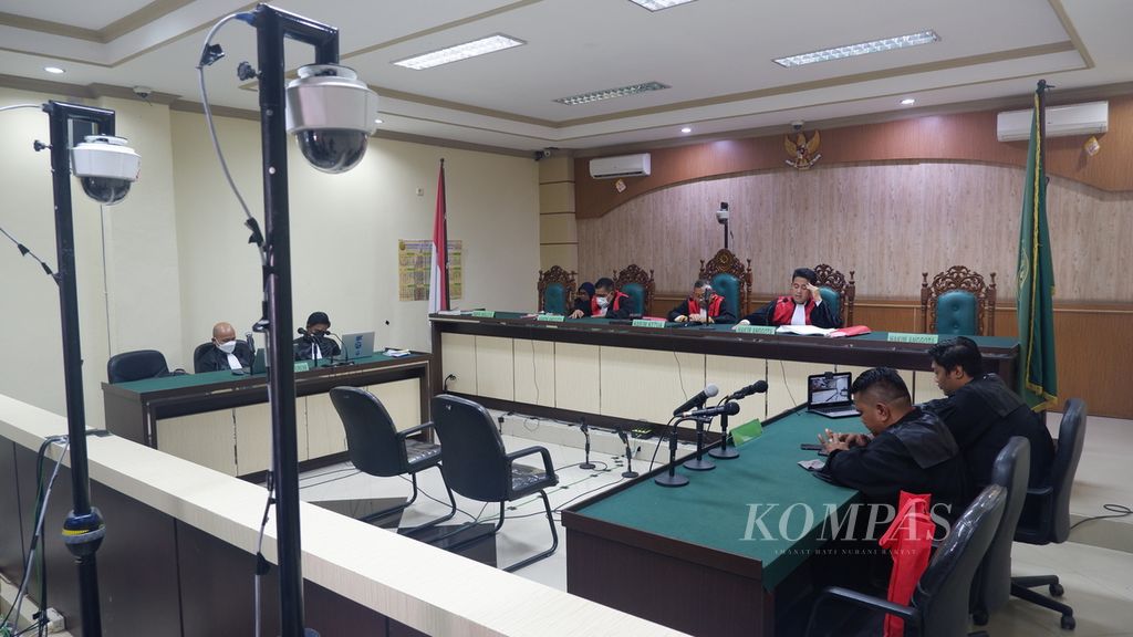 Suasana sidang putusan perkara tindak pidana korupsi yang menjerat bekas Bupati Hulu Sungai Utara Abdul Wahid di Pengadilan Tindak Pidana Korupsi Banjarmasin, Kalimantan Selatan, Senin (15/8/2022). 