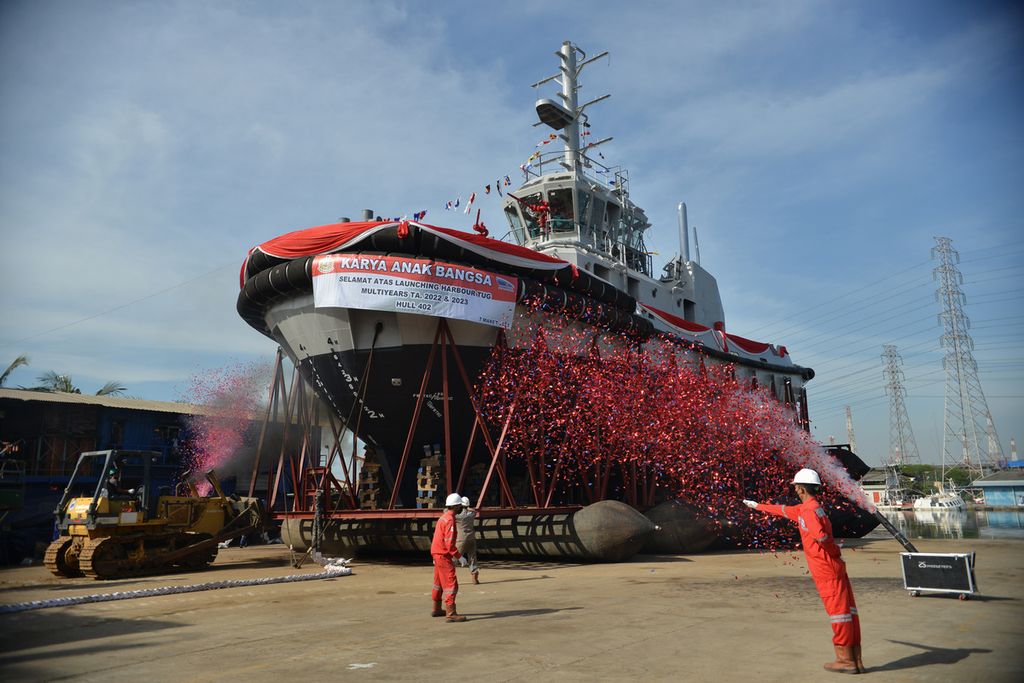 Peluncuran <i>harbour tug boat</i> atau kapal tunda di dermaga galangan PT Noahtu Shipyard, Tanjung Priok, Jakarta Utara, Selasa (7/3/2023).