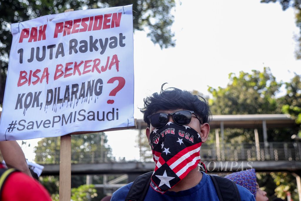 Peserta aksi membawa poster berisi pesan keresahan para demonstran saat aksi di kawasan Patung Kuda Arjuna Wiwaha, Jakarta, Senin (31/7/2023).