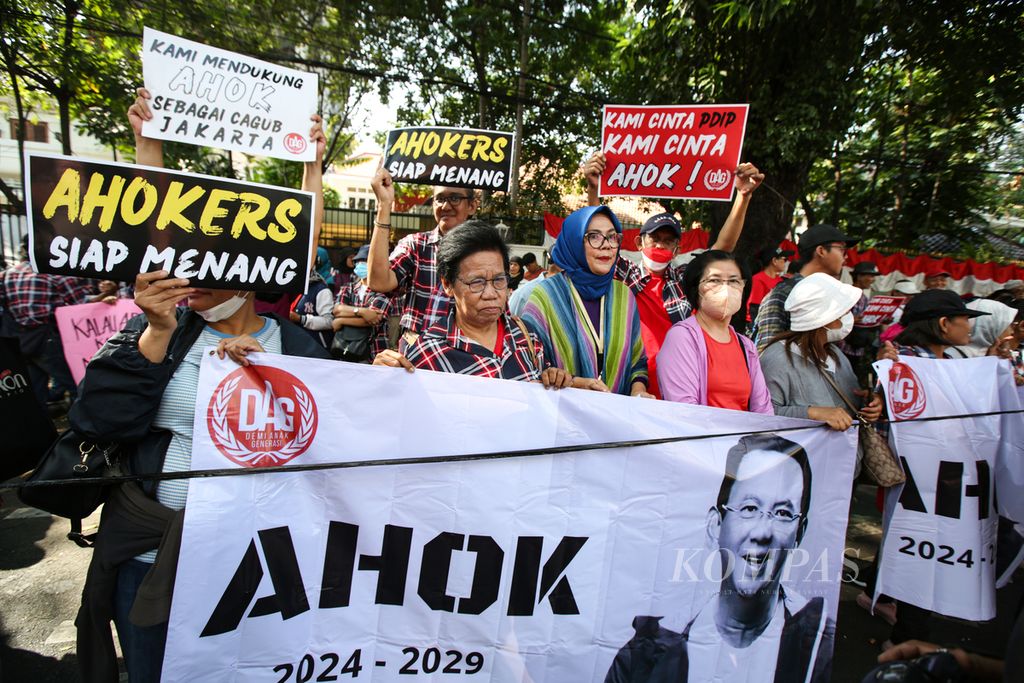 Massa pendukung Basuki Tjahaja Purnama alias Ahok menyampaikan suara dukungan mereka di depan kantor DPP PDI Perjuangan, Menteng, Jakarta Pusat  (28/8/2024). Mereka meminta agar Ketua Umum PDI-P Megawati Soekarnoputri mengusung Ahok yang merupakan kader PDI-P sebagai calon gubernur Jakarta.