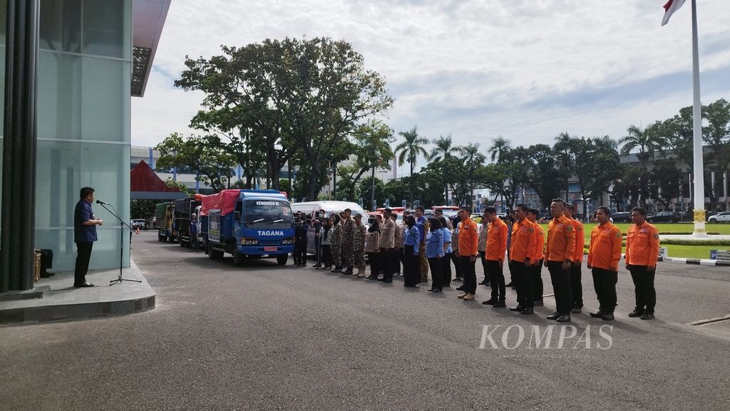 Gubernur Sumatera Selatan Herman Deru (kiri) memberikan pengarahan kepada personel sebelum mengirimkan bantuan untuk korban bencana gempa bumi di Cianjur, Jawa Barat, Kamis (24/11/2022), di Palembang. Sebanyak 25 ton kebutuhan pokok, obat-obatan, serta personel dikerahkan untuk membantu korban bencana di Cianjur.