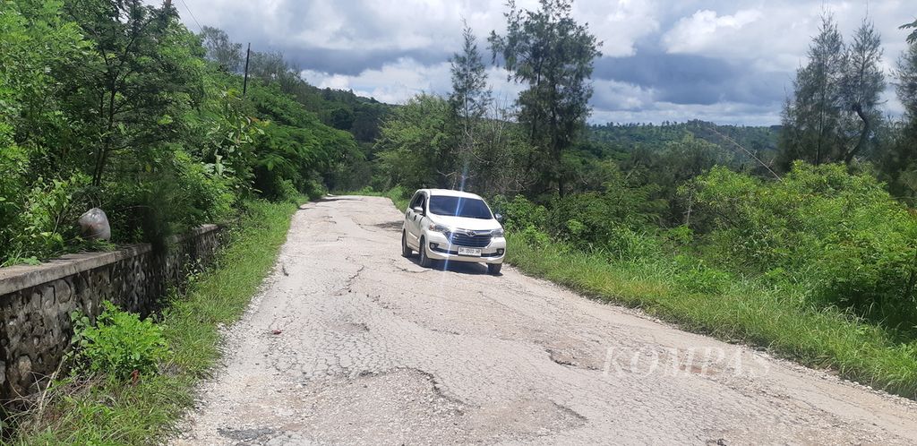 Kondisi jalan menuju Puskesmas Baun, Kelurahan Teunbaun, Kecamatan Amarasi Barat, Kabupaten Kupang, Nusa Tenggara Timur, Jumat (9/2/2024). 
