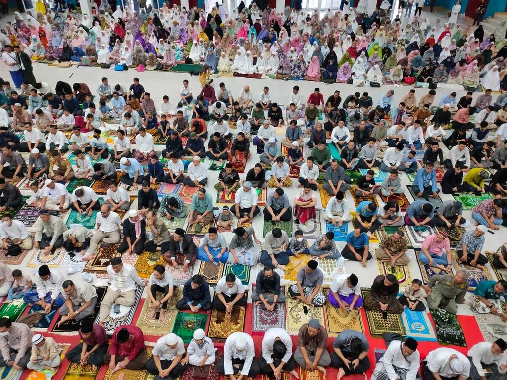 Ribuan umat Islam menunaikan shalat Idul Adha di Convention Hall Putra Sang Fajar, Purwokerto, Banyumas, Jawa Tengah, Kamis (29/6/2023).