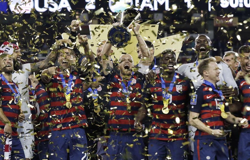 Pemain  Amerika Serikat, Clint Dempsey,  mengangkat trofi juara Piala Emas CONCACAF (Amerika Tengah, Utara, dan Karibia).  AS menjadi juara setelah pada partai final mengalahkan Jamaika dengan skor 2-1 di Stadion Levi\'s, Santa Clara, California,  Kamis (27/7) pagi WIB.