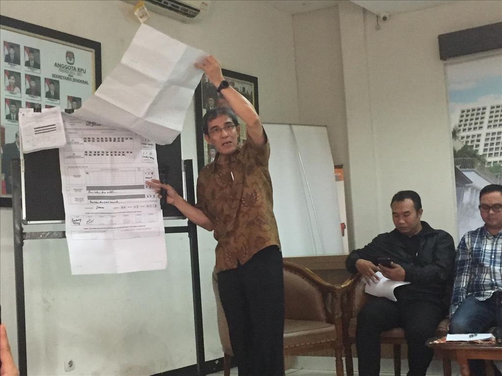  Peneliti senior Netgrit atau Jaringan Demokrasi dan Pemilu Berintegritas, Hadar Nafis Gumay, Rabu (29/5/2019) menunjukkan salah satu proses dalam paparan pemantauan Pilpres 2019 Kawal Pemilu-Jaga Suara 2019. Kegiatan itu digelar di Media Centre Gedung Komisi Pemilihan Umum, Jakarta. 