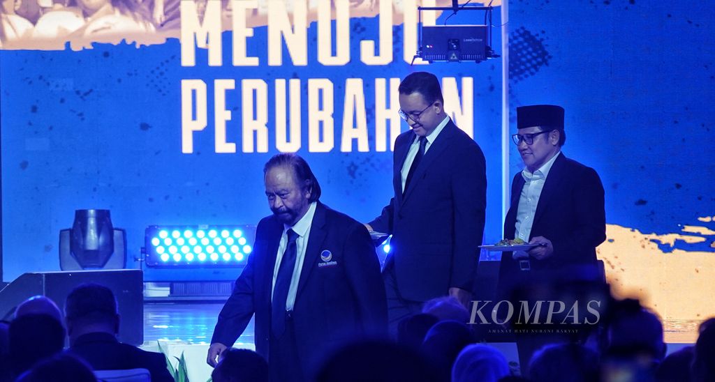 Ketua Umum Partai Nasdem Surya Paloh (kiri) diikuti bakal calon presiden Anies Baswedan (tengah) dan bakal calon wakil presiden Muhaimin Iskandar turun panggung pada puncak perayaan HUT Ke-12 Partai Nasdem di Ballroom Nasdem Tower, Jakarta, Sabtu (11/11/2023). 