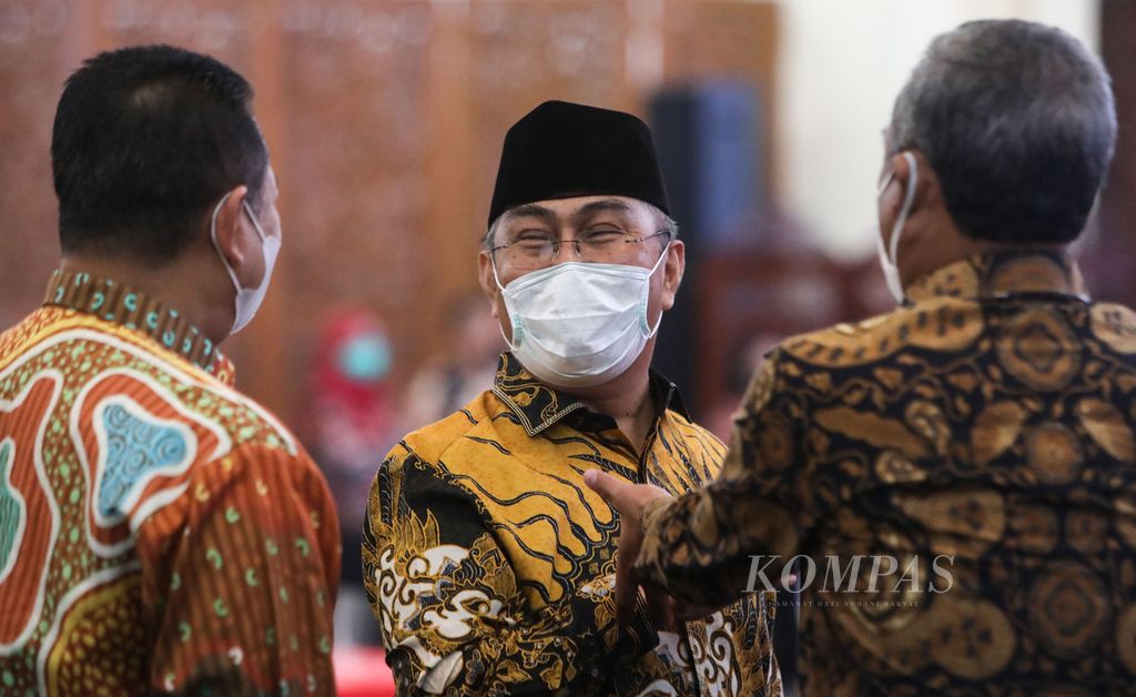 Senator DPD, Jimly Asshiddiqie (tengah), berbincang dengan Ketua MPR Bambang Soesatyo (kiri) dan anggota DPR, Benny K Harman, seusai pembukaan Konferensi Nasional II Etika Kehidupan Berbangsa di Kompleks Parlemen, Senayan, Jakarta, Rabu (11/11/2020). 