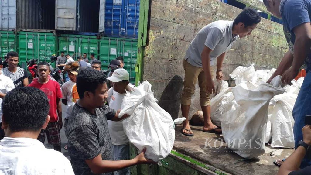Polisi memindahkan merkuri yang dimasukkan ke dalam buah kelapa dari peti kemas ke dalam truk di Pelabuhan Yos Soedarso, Kota Ambon, Maluku, Rabu (15/5/2019). Merkuri biasanya digunakan untuk mengolah emas di kawasan tambang ilegal.