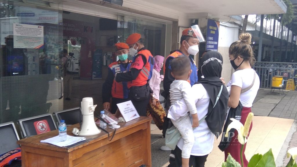 Petugas memeriksa kelengkapan berupa keterangan bebas Covid-19 (tes PCR/tes cepat antibodi) terhadap calon penumpang kereta api di Stasiun Malang, Jawa Timur, Sabtu (26/12/2020).