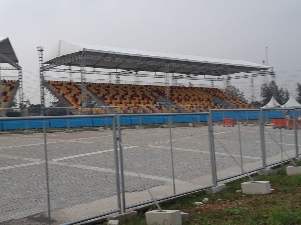 Kondisi tribune penonton yang mulai terpasang di zona lima Sirkuit Formula E, di Ancol, Jakarta Utara, Kamis (19/5/2022).