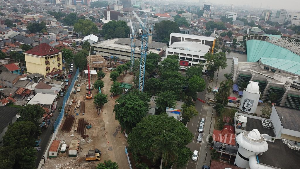 Aktivitas pembangunan proyek revitalisasi kawasan Taman Ismail Marzuki (TIM) di Jakarta Pusat, Senin (25/11/2019). 