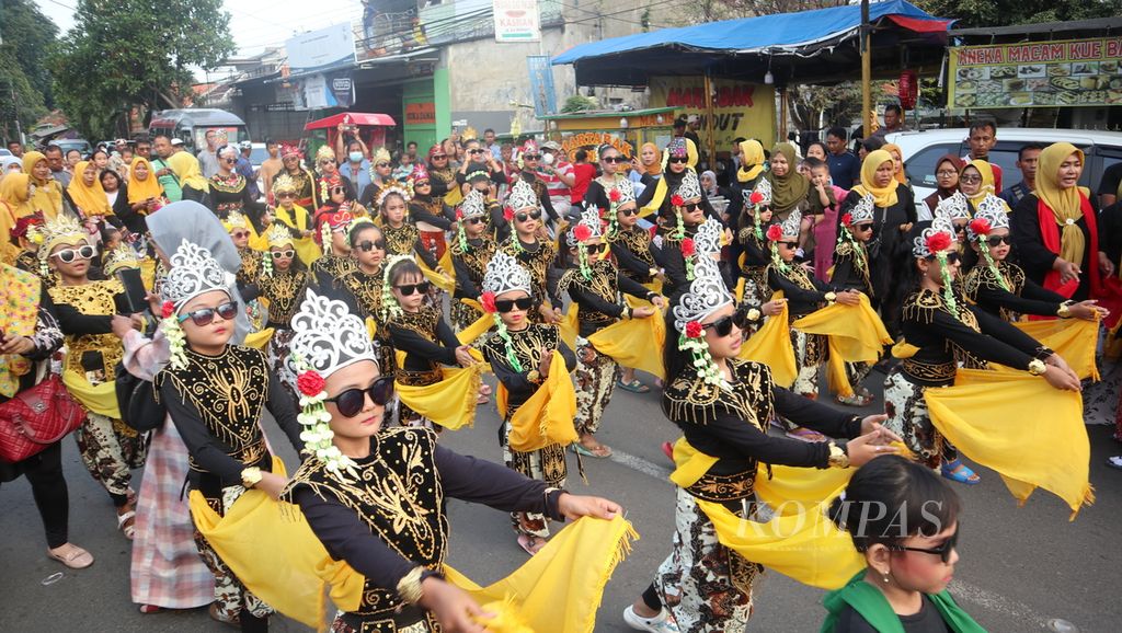 Puluhan siswa sekolah dasar menari sintren kreasi dalam peringatan Milad Ke-215 Kesultanan Kacirebonan di Jalan Pulasaren, Kota Cirebon, Jawa Barat, 12 Maret 2023. Sekitar 500 orang, dari anak-anak hingga dewasa, turut memeriahkan kesenian khas Cirebon itu.