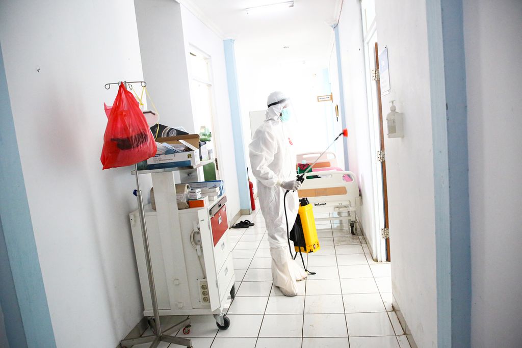 Petugas menyemprotkan desinfektan di ruangan yang akan digunakan sebagai ruang transit bagi pasien Covid-19 di Puskesmas Pondok Betung, Kecamatan Pondok Aren, Tangerang Selatan, Banten, Rabu (30/12/2020). 