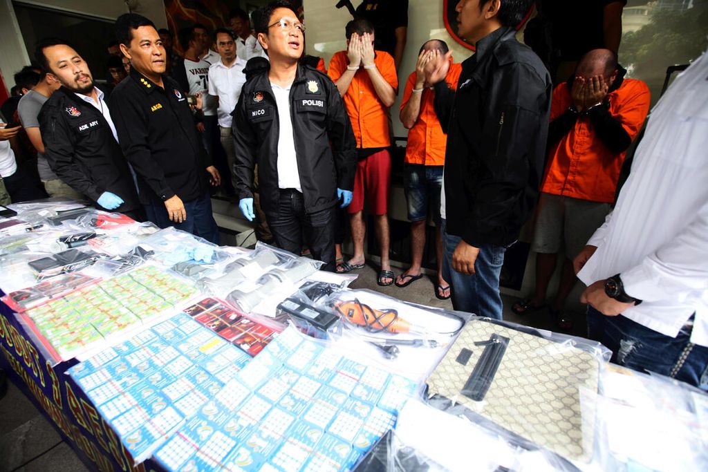 Kejahatan pencurian data elektronik perbankan terungkap. Kejahatan tersebut dilakukan di 21 negara dan di Indonesia membobol 1.314 kartu dari 13 bank.