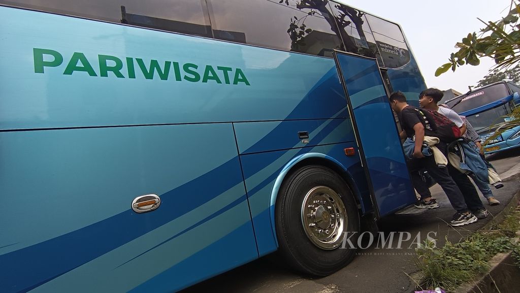 Sejumlah murid sebuah sekolah menengah pertama bersiap mengikuti karyawisata menggunakan bus di daerah Babakan, Tangerang Selatan, Banten, Senin (13/5/2024).