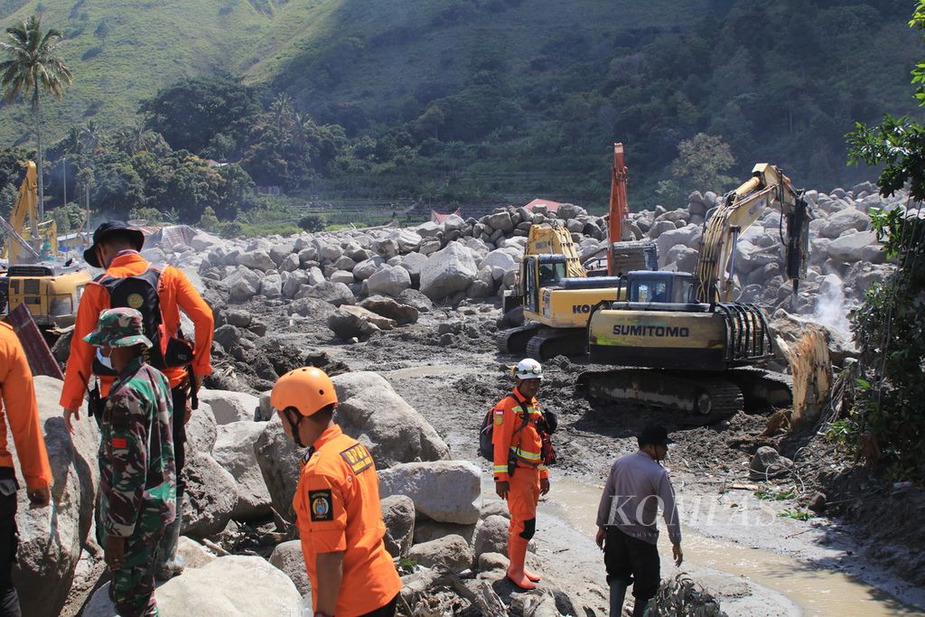 A joint Search and Rescue (SAR) team deployed 530 personnel and 15 heavy equipment to move large rocks that had fallen onto dozens of houses in Simangulampe Village, Baktiraja Subdistrict, Humbang Hasundutan Regency, North Sumatra on Tuesday (5/12/2023). Ten people remain missing and two have died due to flash floods in a village on the edge of Lake Toba.