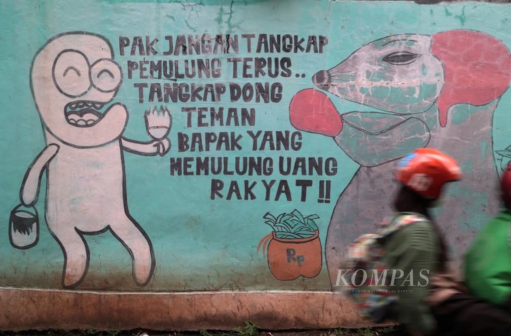 Perilaku korupsi yang masih terus terjadi di Tanah Air mendapat sorotan masyarakat yang kemudian menuangkannya dalam mural seperti terlihat di Kedaung, Tangerang Selatan, Banten, Rabu (1/2/2023).