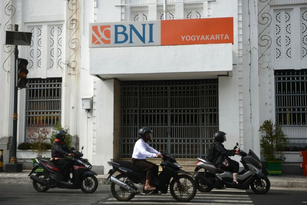  Kendaraan melintas di depan Kantor Bank BNI yang ditutup di Titik Nol, Yogyakarta, Jumat (11/9/2020).