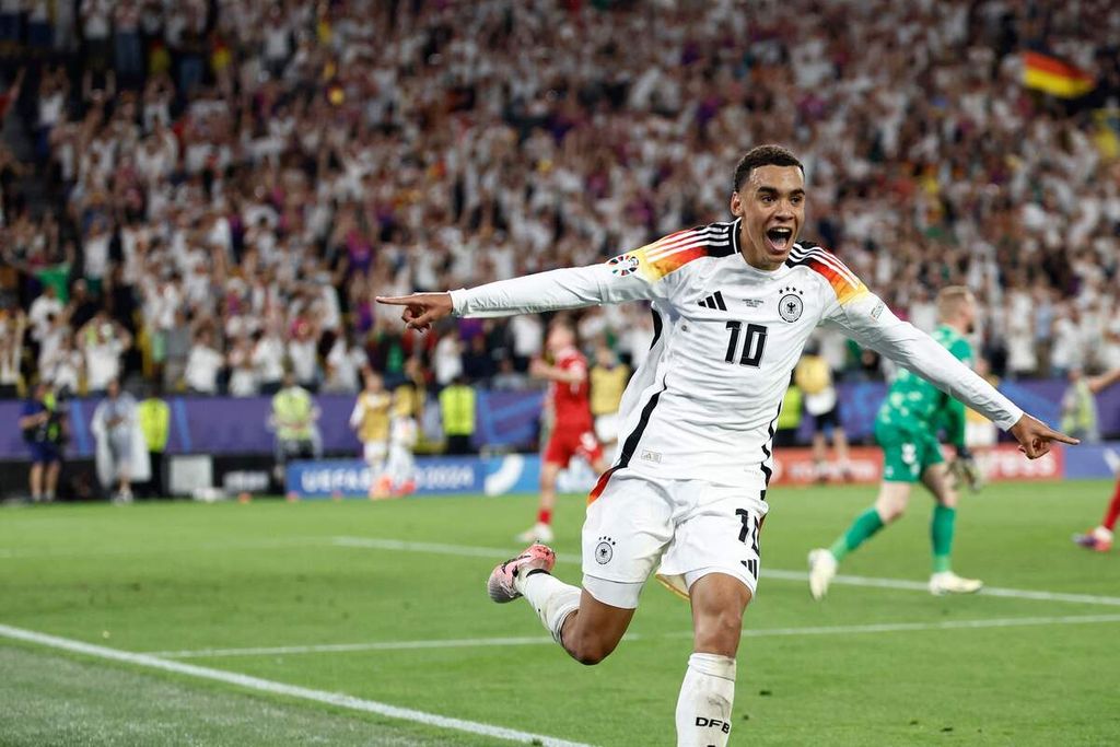 Gelandang Jerman Jamal Musiala merayakan gol ke gawang Denmark pada laga 16 besar Piala Eropa 2024 di Dortmund, Minggu (30/6/2024) dini hari WIB. Jerman lolos ke perempat final usai menang 2-0.