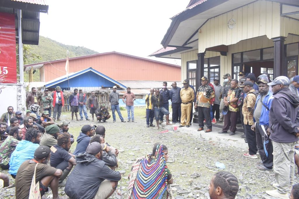Suasana pemberian bantuan langsung tunai minyak goreng di Distrik Mulia, Kabupaten Puncak Jaya, Papua, pada awal Mei 2022.