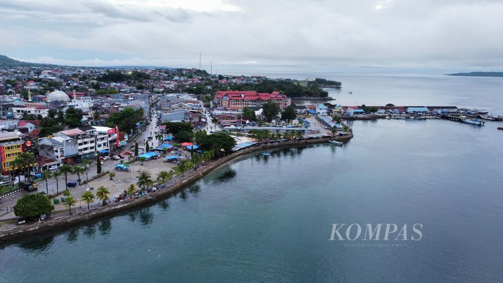 Suasana Pantai Kamali, Baubau, Sulawesi Tenggara, Sabtu (28/5/2022). Pantai ini menjadi salah satu lokasi yang sering dikunjungi masyarakat atau pendatang untuk menikmati hari.
