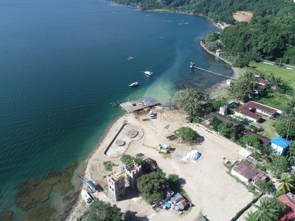 Foto <i>drone </i>lokasi reklamasi tanpa izin di Danau Singkarak, Nagari Singkarak, Kecamatan X Koto Singkarak, Kabupaten Solok, Sumatera Barat, 16 November 2021.