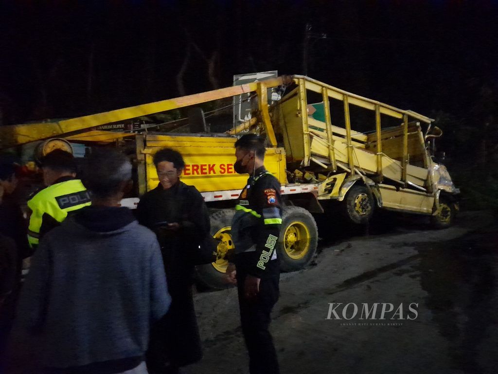 Bangkai truk yang terlibat kecelakaan di jalur Klemuk, Kelurahan Songgokerto, Kota Batu, Jawa Timur, Selasa (16/5/2023) malam, baru saja selesai dievakuasi.