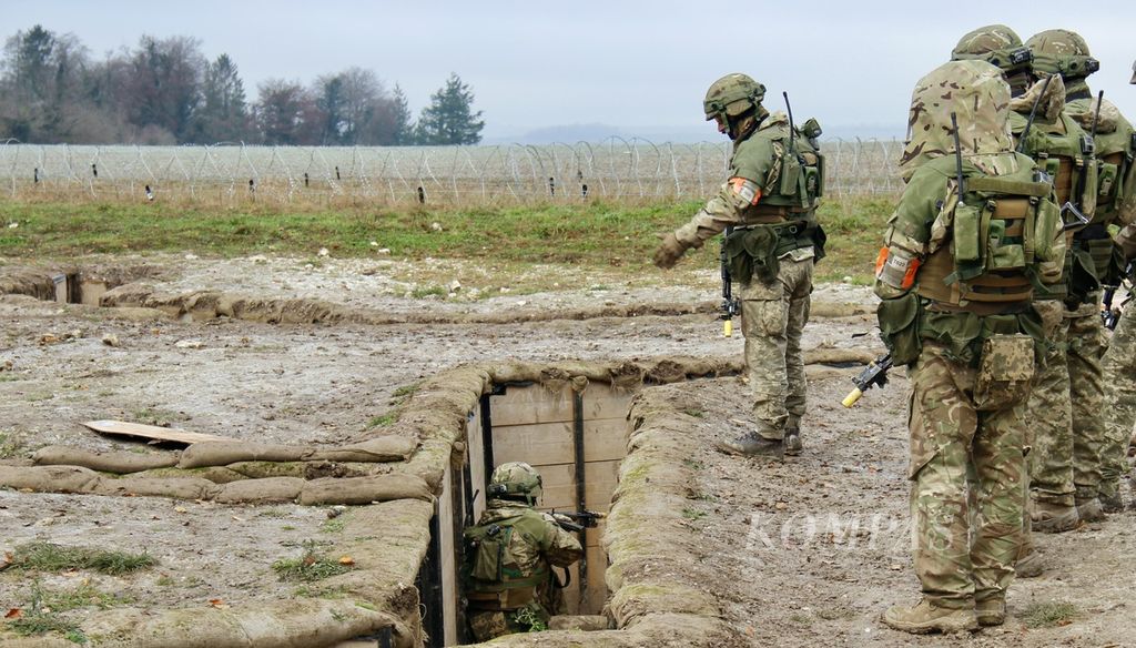 Tentara Ukraina mengikuti latihan dasar perang darat, Jumat (1/12/2023), di Inggris selatan. Latihan itu bagian dari Operasi Interflex, program Inggris untuk mempersiapkan pasukan infanteri Ukraina. Inggris menggandeng 10 negara dalam Operasi Interflex.