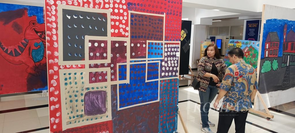 Sejumlah lukisan karya anak-anak autis tampil dalam Pameran karya Rupacitra di Malang Creative Center (MCC) Kota Malang, Jawa Timur, 27 Februari 2024-6 Maret 2024. 