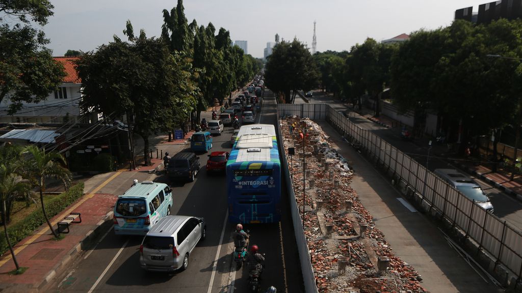 Pengerjaan proyek halte Transjakarta SMK 57, Jakarta Selatan, Senin (3/10/2022). Terdapat empat halte yang ditutup sementara, yaitu, Halte Gatot Subroto Lipi, Halte SMKN 75, Halte Senen Sentral, dan Halte Kuningan Barat. 