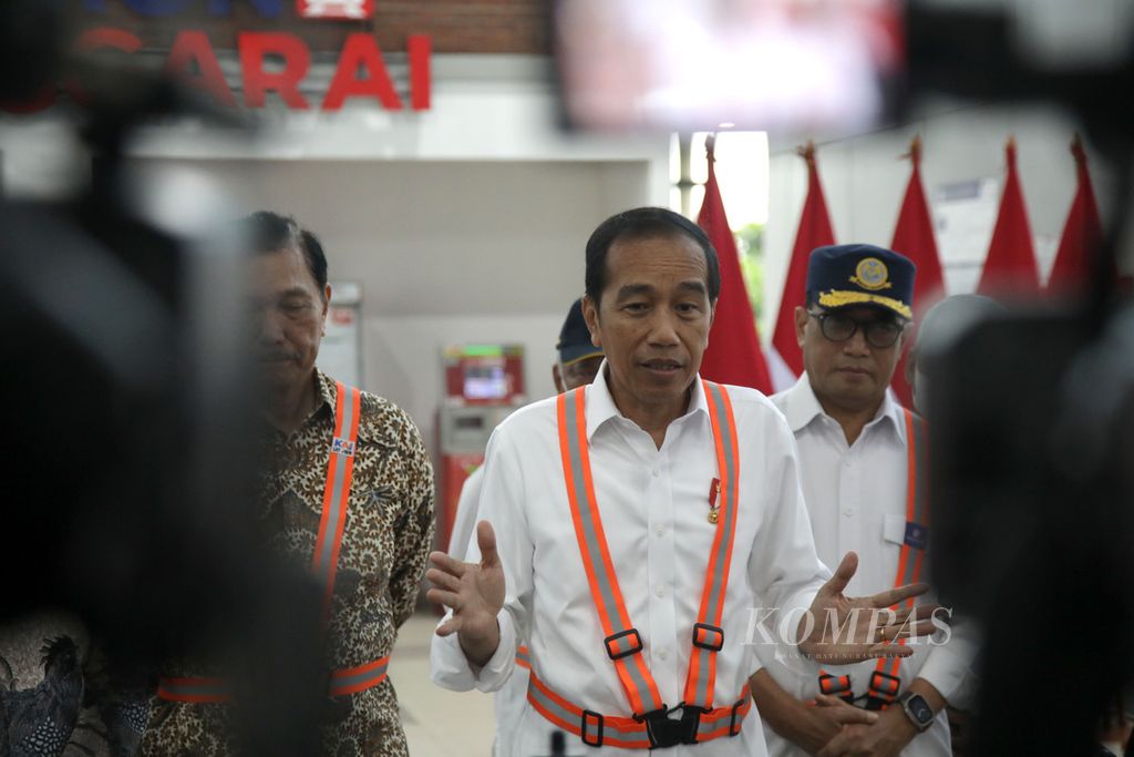 Presiden Joko Widodo menjawab pertanyaan wartawan seusai meresmikan Stasiun Manggarai, di Stasiun Manggarai, Jakarta, Senin (26/12/2022). 