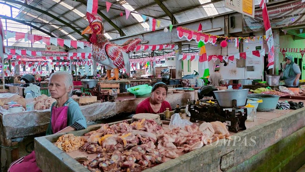 Kelompok pedagang daging ayam di Pasar Rejowinangun, Kota Magelang, Jawa Tengah, menghiasi blok tempatnya berjualan dengan patung ayam besar, Rabu (16/8/2023). 