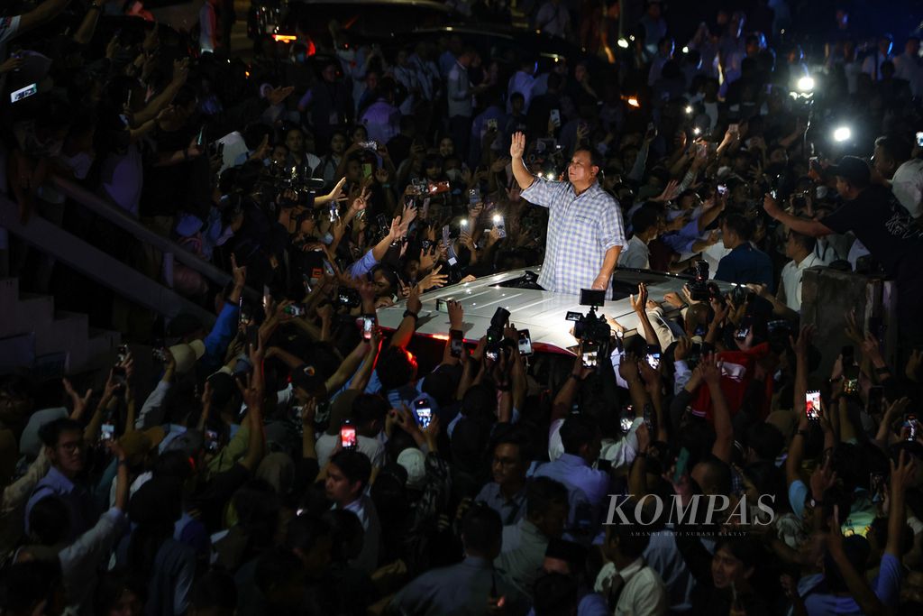 Calon presiden nomor urut 2, Prabowo Subianto, menyapa pendukungnya seusai merayakan keunggulan Prabowo-Gibran dalam hitung cepat di Istora Senayan, Jakarta, Rabu (14/2/2024). Prabowo-Gibran unggul dalam hitung cepat sejumlah lembaga survei.  