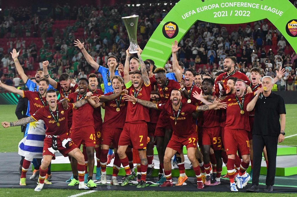 Para pemain AS Roma mengangkat trofi untuk merayakan keberhasilan mereka menjuarai Liga Konferensi Eropa seusai mengalahkan Feyenoord pada laga final di Stadion Air Albania, Tirana, Albania, Rabu (25/5/2022). Roma menang 1-0 pada laga itu.