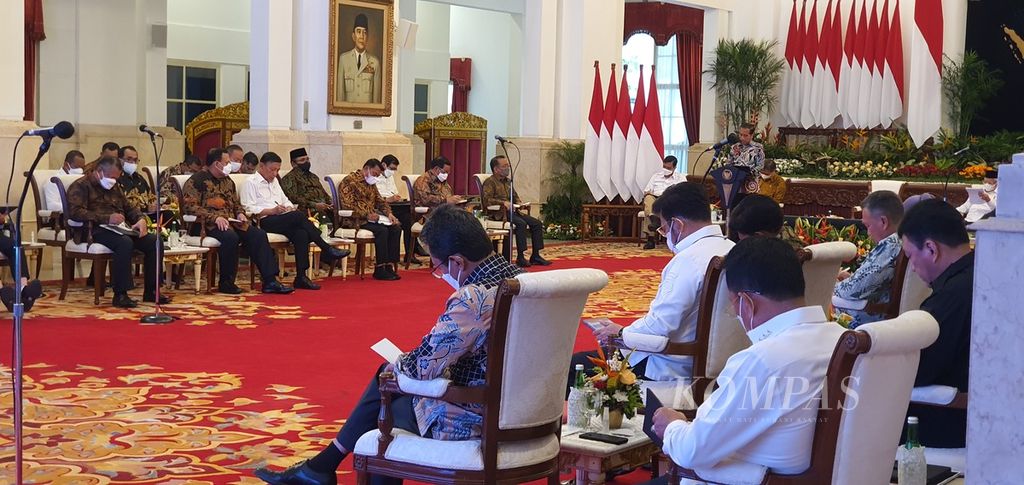 Presiden Joko Widodo meminta para menteri dan kepala lembaga mendisiplinkan jajarannya dalam Sidang Kabinet Paripurna di Istana Negara, Jakarta, Kamis (2/3/2023).