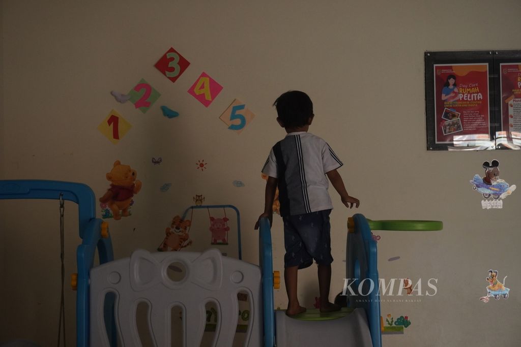 Anak balita penderita tengkes bermain perosotan di Rumah Pelita, Kelurahan Manyaran, Kecamatan Semarang Barat, Kota Semarang, Jawa Tengah, Selasa (10/10/2023). 