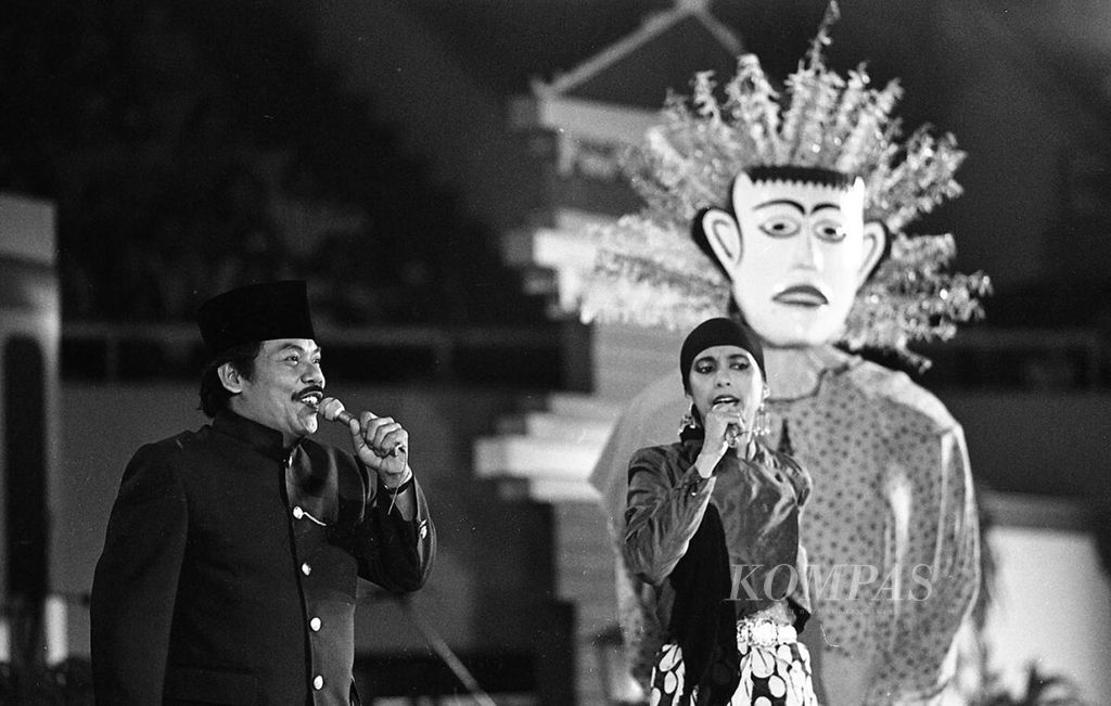 Pasangan lama, Benyamin S dan Ida Royani, saat tampil di acara HUT ke-22 TVRI, Kamis (23/8/1984), di Balai Sidang Senayan, Jakarta.