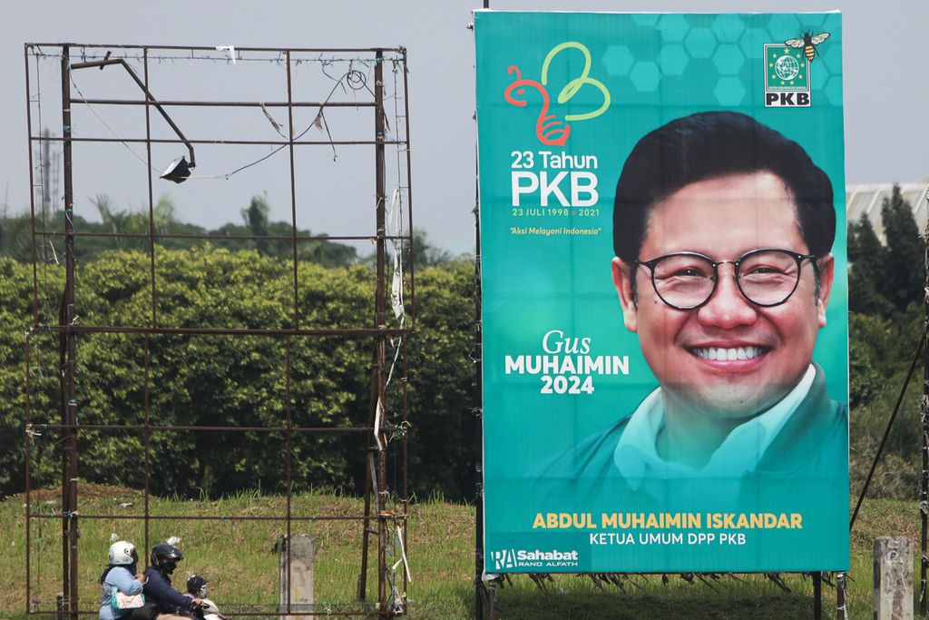 Baliho Ketua Umum PKB yang juga Wakil Ketua DPR, Muhaimin Iskandar, terpasang di Tangerang Selatan, Banten, Senin (9/8/2021). Muhaimin didorong partainya maju dalam Pemilu Presiden 2024, tetapi elektabilitasnya berdasarkan hasil survei sejumlah lembaga masih rendah. 