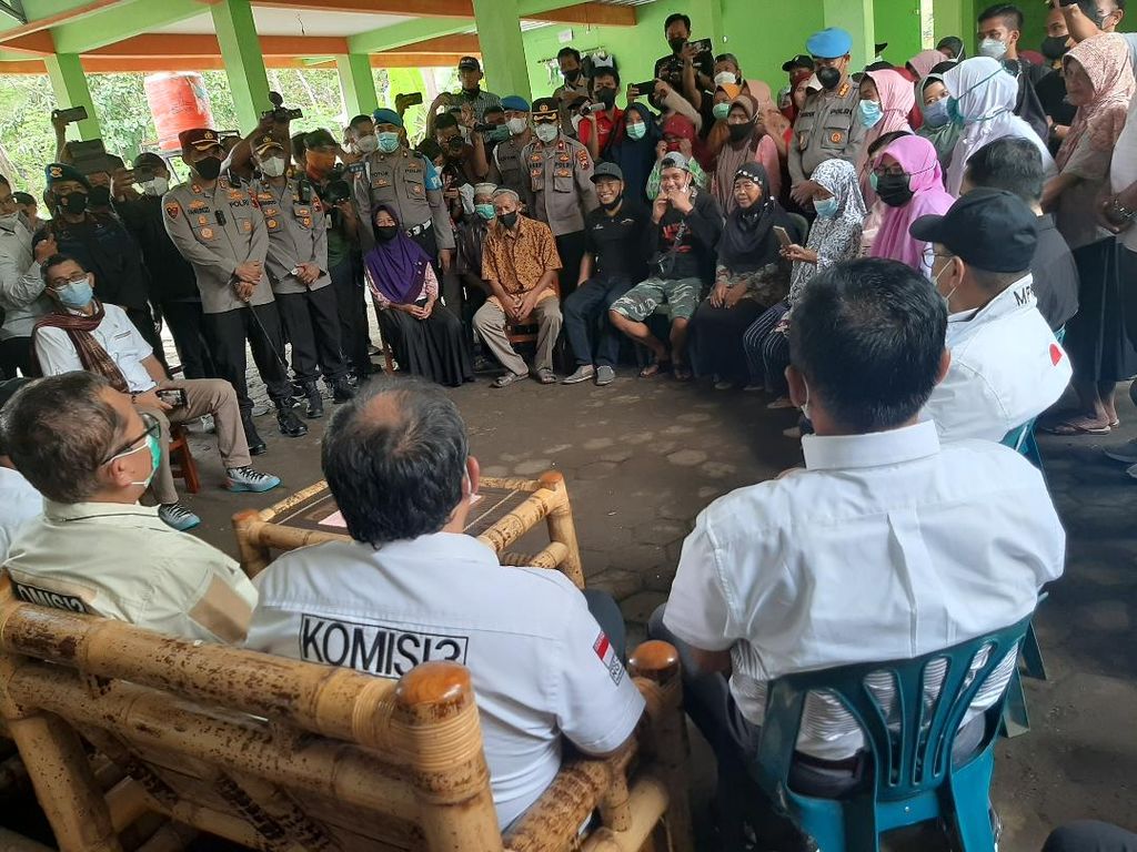 Rombongan Komisi III DPR bertemu dengan sejumlah warga yang pro-kontra pembangunan areal penambangan di Desa Wadas, Kecamatan Bener, Kabupaten Purworejo, Jawa Tengah, Kamis (10/2/2022). Selain menanyakan pendapat warga perihal rencana pembangunan areal penambangan, mereka juga bertanya tentang tindakan aparat terhadap warga.