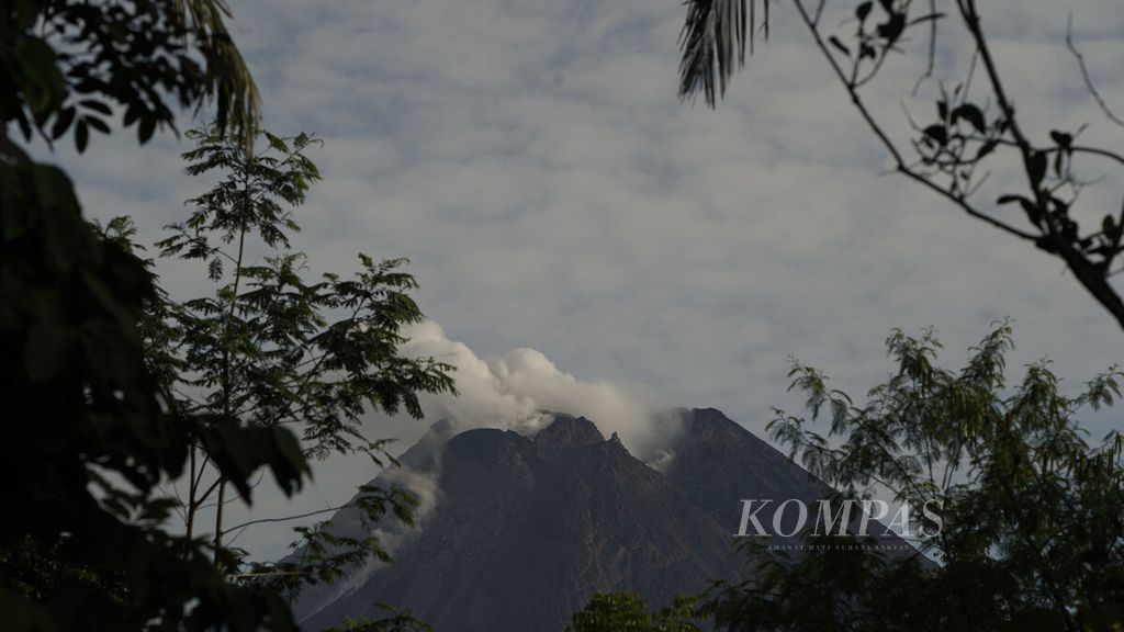 Aktivitas vulkanik Gunung Merapi terlihat dari wilayah Pakem, Kabupaten Sleman, Daerah Istimewa Yogyakarta, Jumat (5/11/2021).