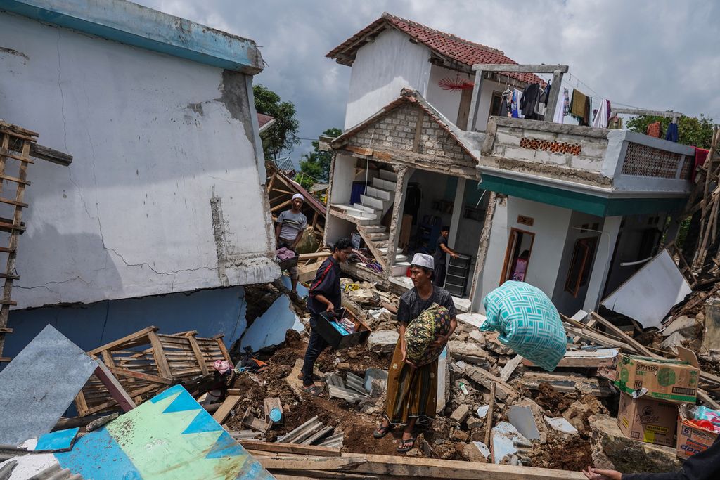 Santri di Pesantren Al Mubarok di Jalan Cisarua, Sarampad, Cugenang, Kabupaten Cianjur, Jawa Barat, mengumpulkan barang-barang yang bisa diselamatkan dari kerusakan akibat gempa, Rabu (23/11/2022). 