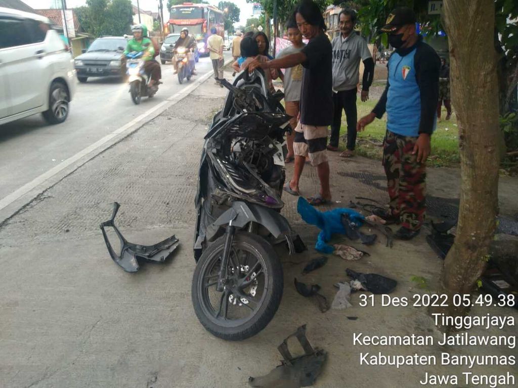 Kondisi sepeda motor yang rusak pada kecelakaan di Desa Tinggarjaya, Jatilawang, Banyumas, Jawa Tengah, Sabtu (31/12/2022). 