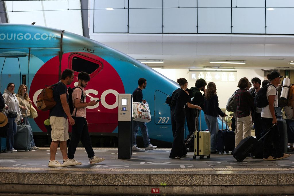 Para penumpang antre turun dari kereta di Stasiun Gare Montparnasse, Paris, Perancis, Jumat (26/7/2024). 