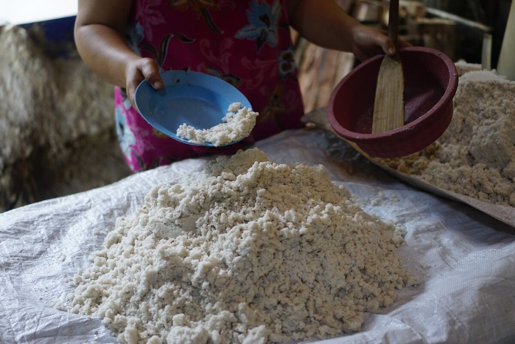 Air asin yang sudah dimasak berubah menjadi butir-butir garam halus dan ditiriskan di salah satu sudut tempat pengolahan garam gunung Long Midang di Kecamatan Krayan, Nunukan, Kalimantan Utara, Senin (29/11/2021).