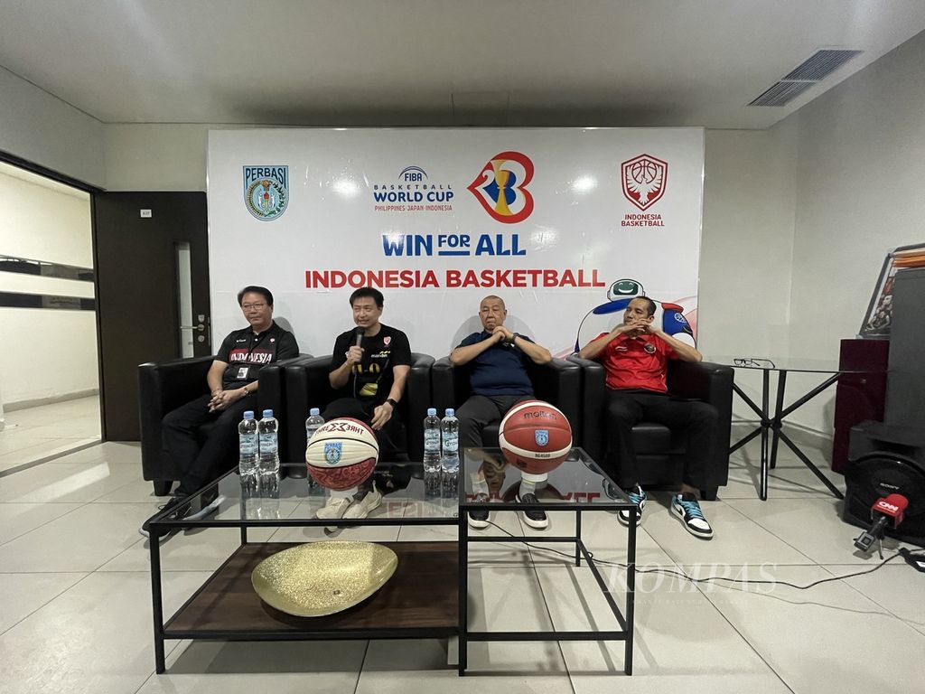 Manajer sekaligus penanggung jawab timnas basket putri, Christopher Tanuwidjaja (kedua dari kiri), menceritakan perjalanan timnas di Piala Asia FIBA 2023 Divisi B dalam konferensi pers di kantor Perbasi, Jakarta, Senin (21/8/2023). 